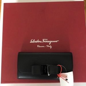 💵 Authentic Salvatore Ferragamo logo bow wallet